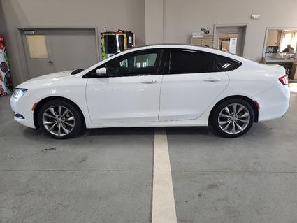 2015 Chrysler 200 Manchester IA
