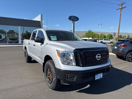 2017 Nissan Titan  