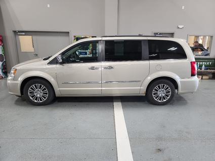 2014 Chrysler Town & Country Manchester IA