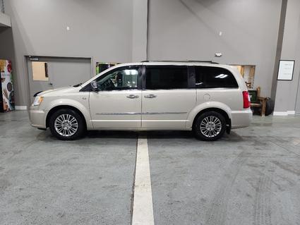 2014 Chrysler Town & Country Manchester IA