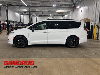 2025 Chrysler Pacifica Green Bay WI