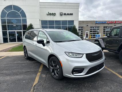 2026 Chrysler Pacifica Slinger WI
