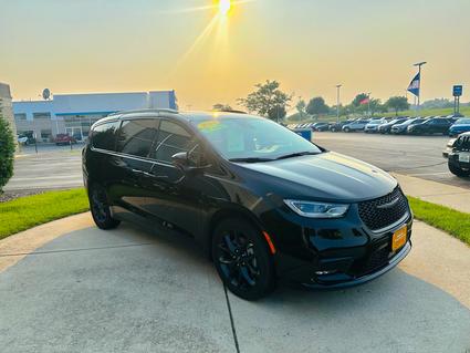 2024 Chrysler Pacifica Slinger WI