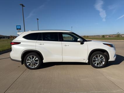 2022 Toyota Highlander Hybrid Pierre SD